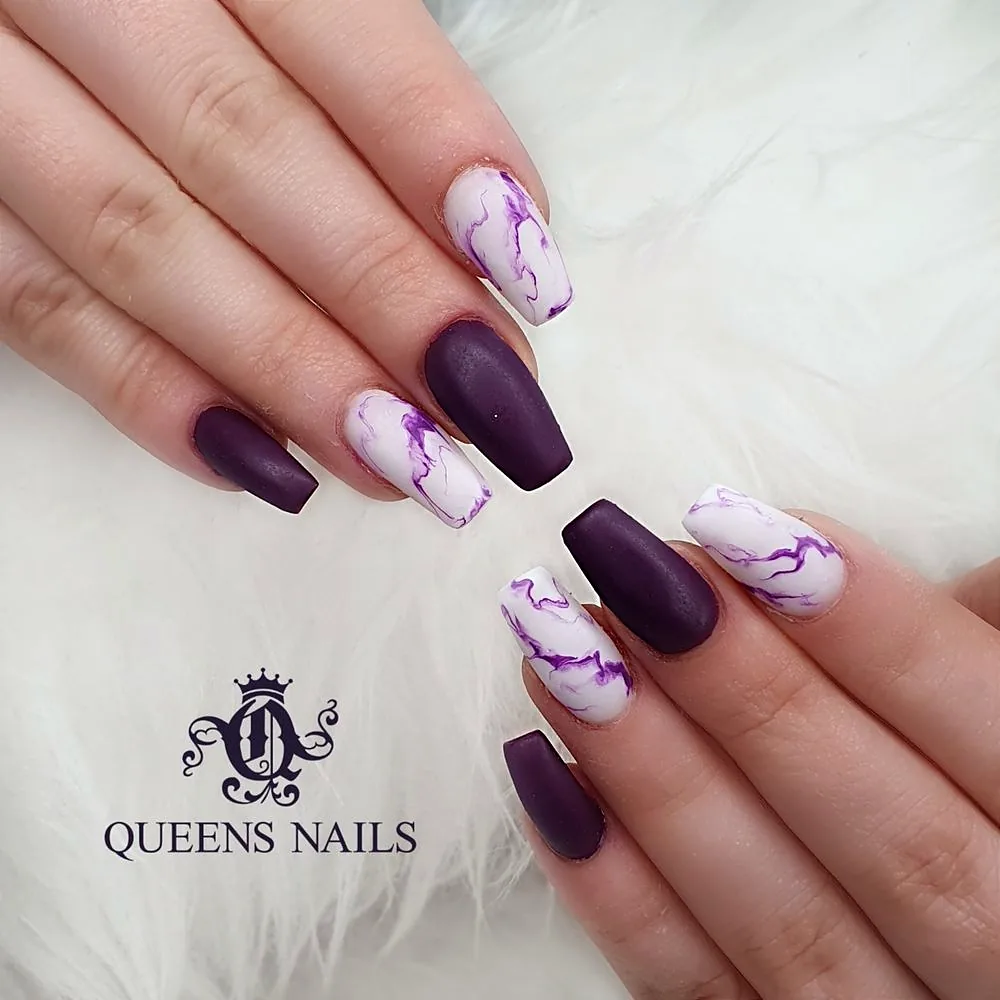 Nägel in Aubergine mit Marmor in Weiss und Lila