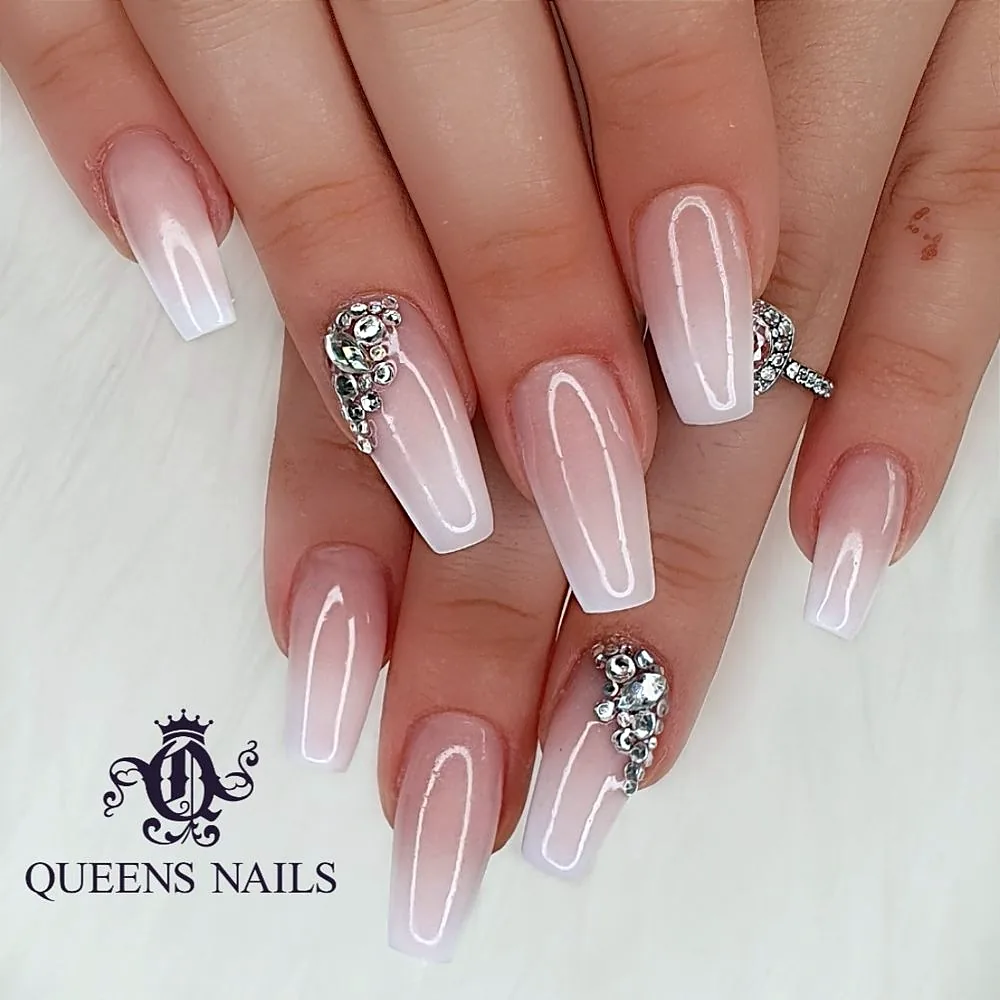 Lange Acrylnägel in Nude mit Steinchen, Arbeit von QueensNails