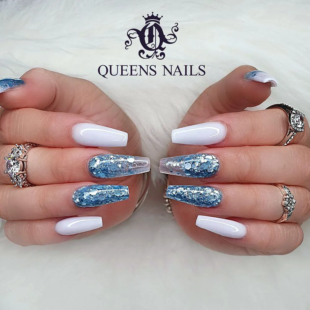 Weisse Nägel mit blauem Glitzer