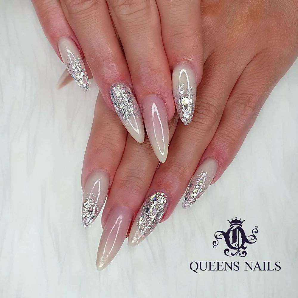 Stiletto Nägel in Champagner mit Glitzer