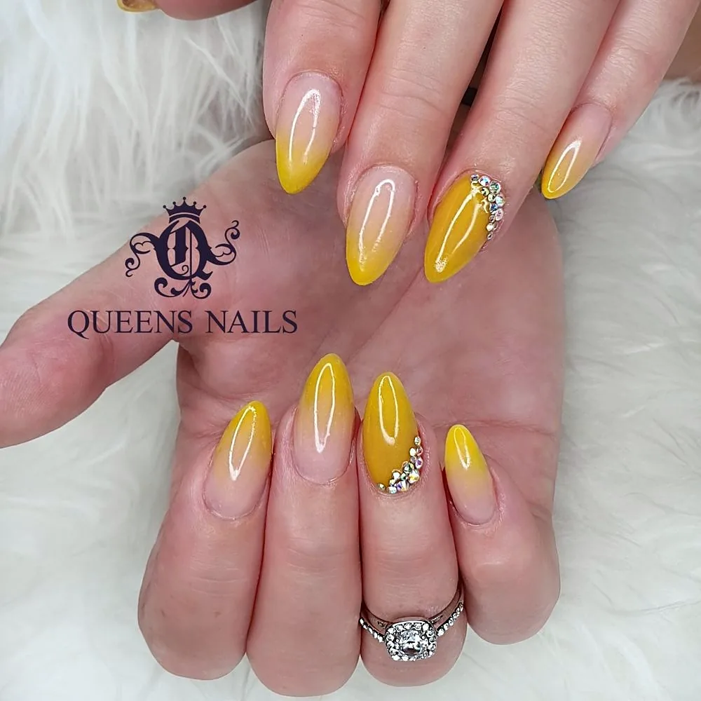 Ombré Nägel in Gelb mit Steinchen
