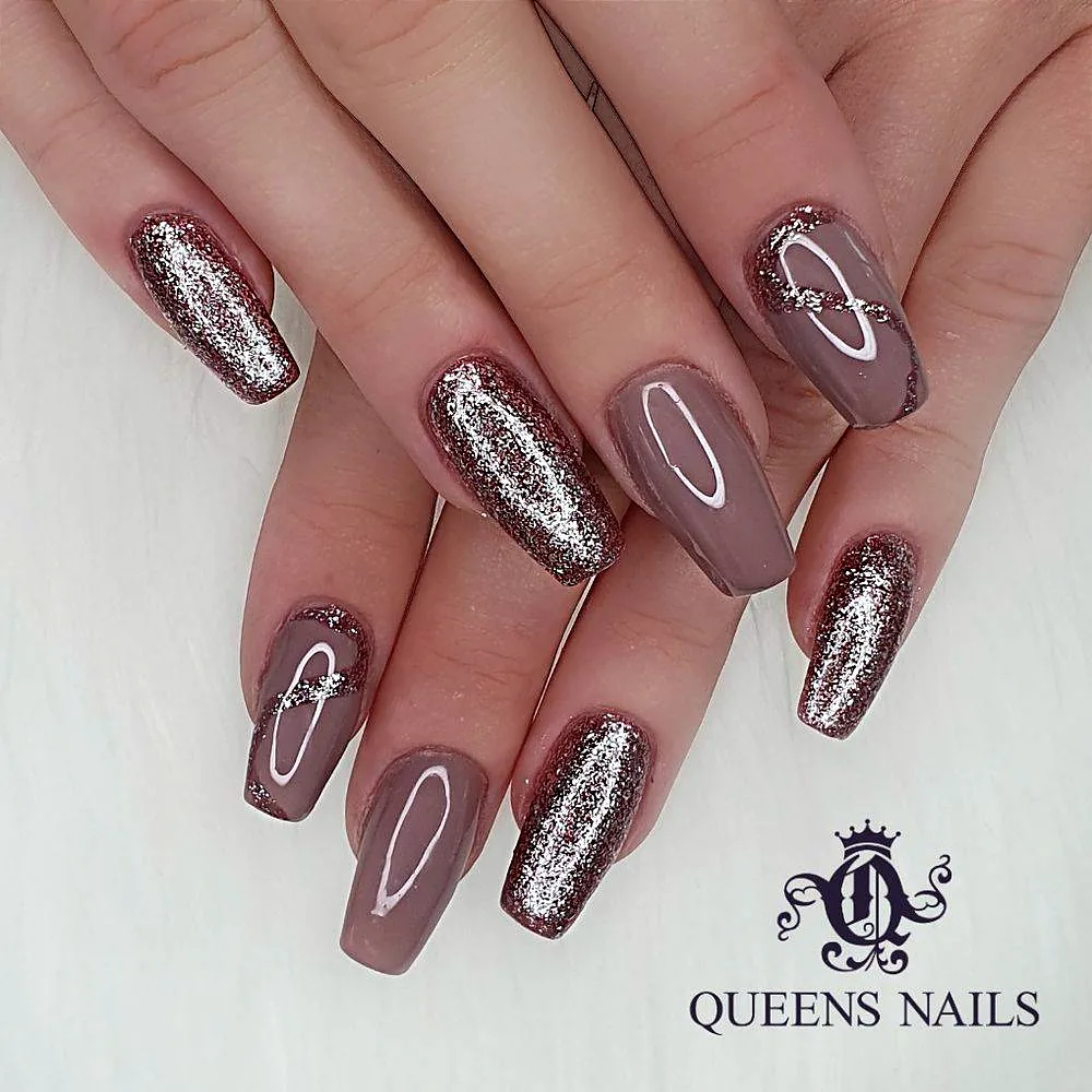Mauve Nägel mit Glitzer Akzenten