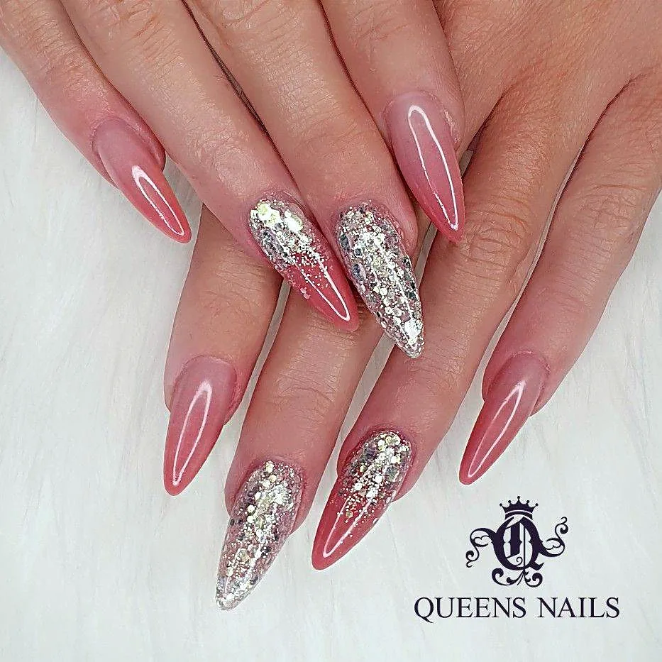 Stiletto Nägel in Rosé mit Glitzer
